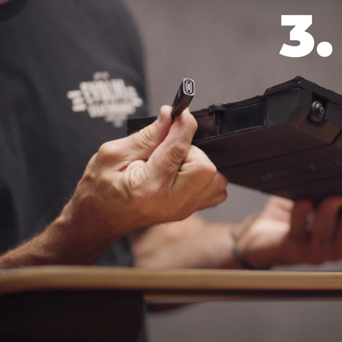 Fixation des plaques métalliques et vissage avec clé Allen