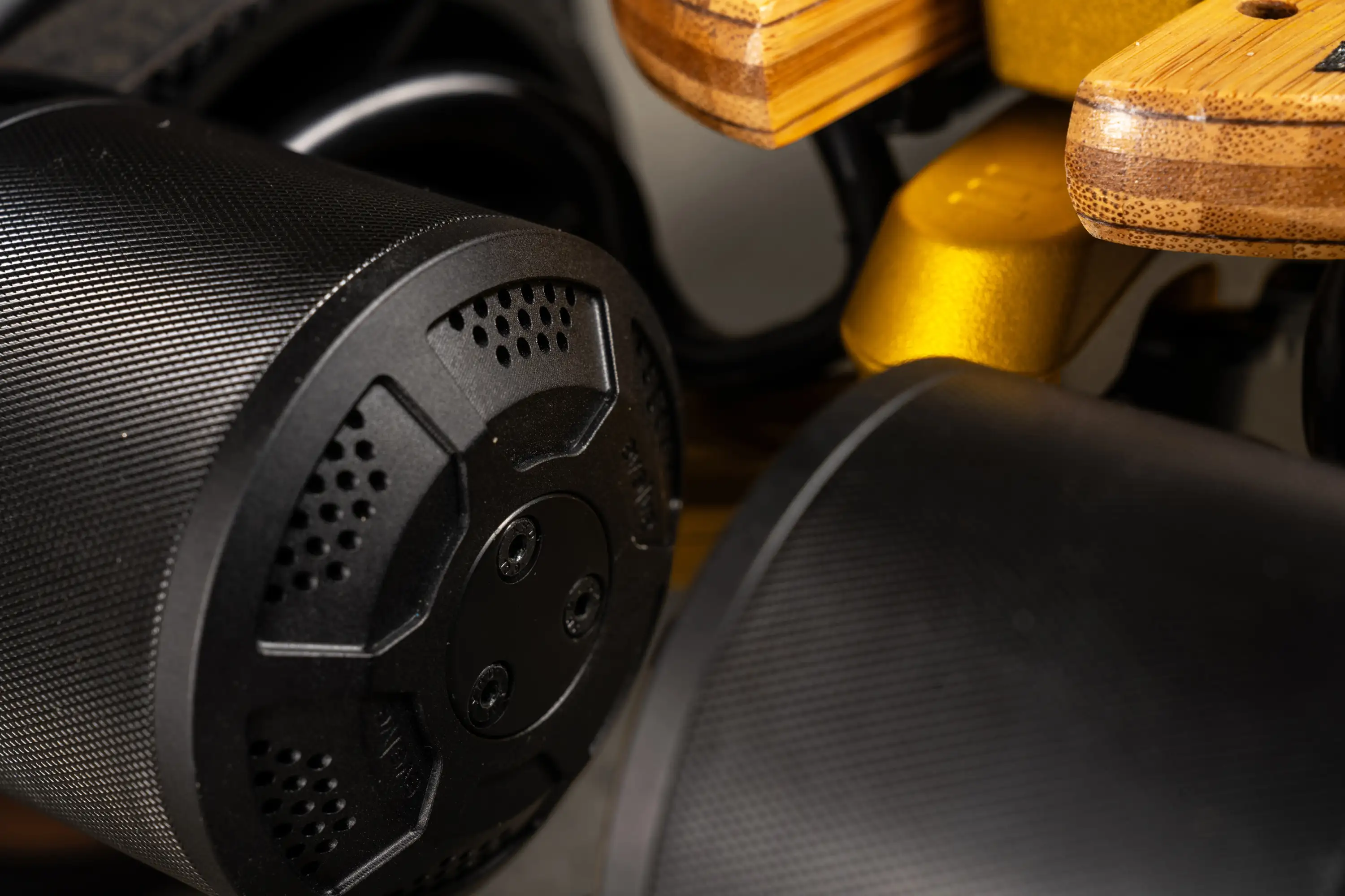 Fusion design premium bambou gravures laser trucks dorés