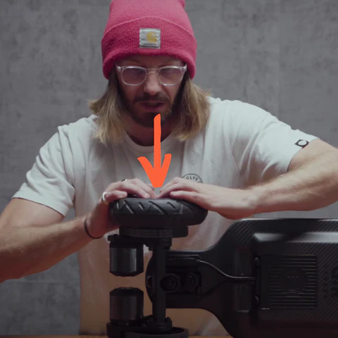 Photo d'un homme en train d'installer les fixations provisoires